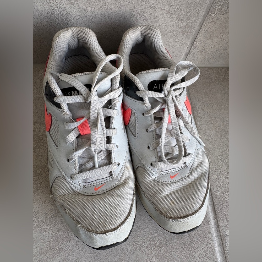 Nike Girl’s Air Max Ivo GS Coral Gray Sneakers Size 3